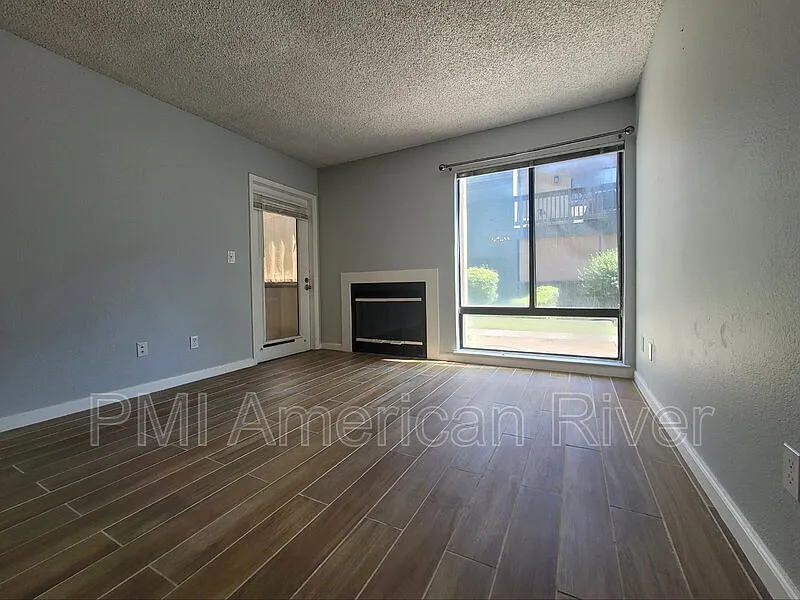 2 bed, 2.0 bath, 826 sqft, $1,495 — Photo 2