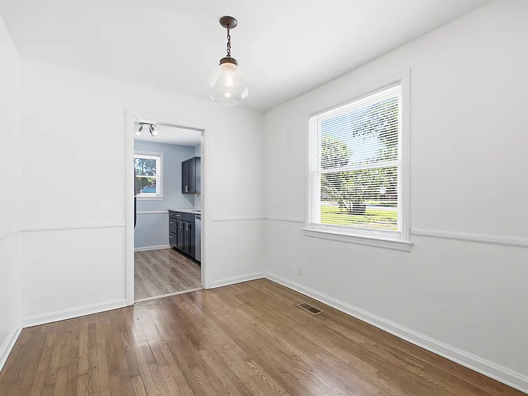 240 Ridgeway Dr — Photo 4