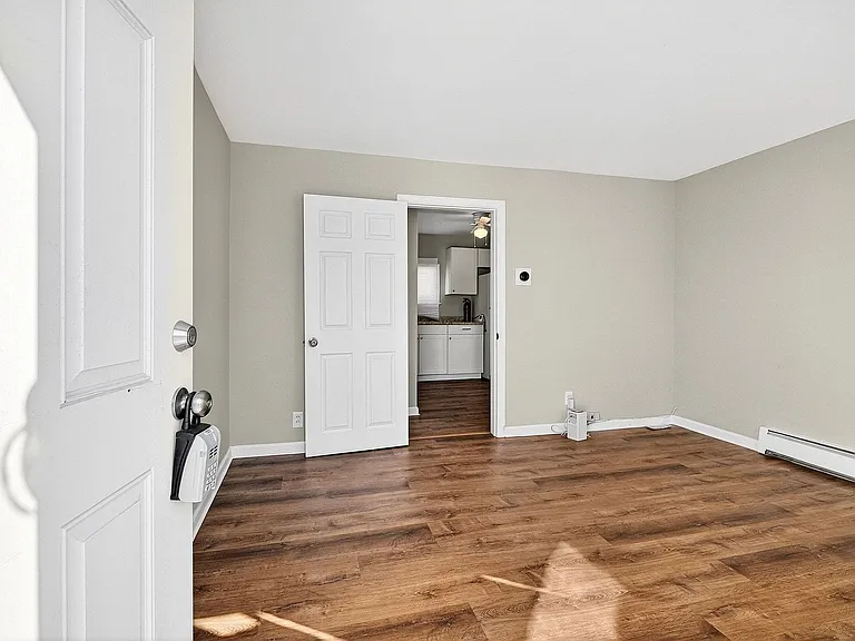 24 Steinhardt Ave — Photo 6