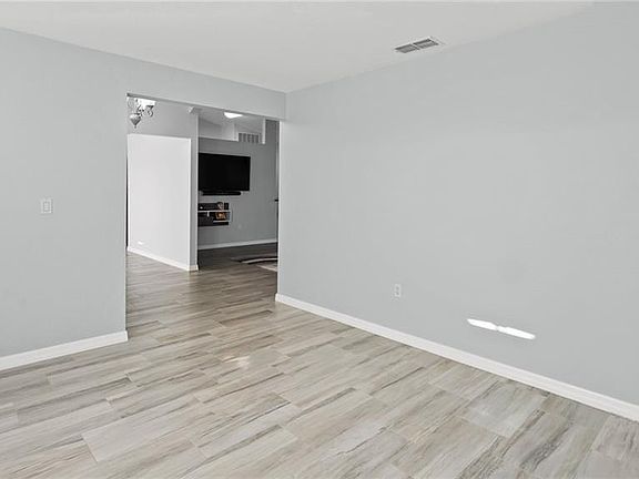 4th image of 151 Winsor Ave