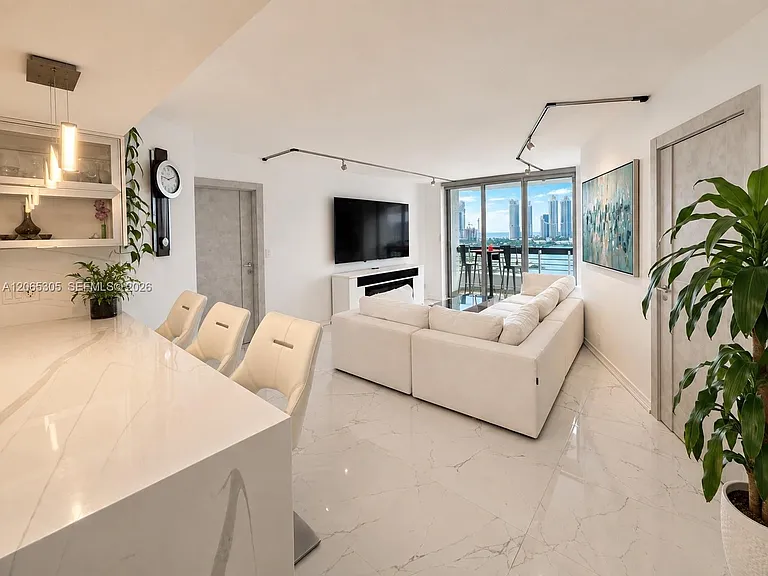 3600 Mystic Pointe Dr #1715 — Photo 3