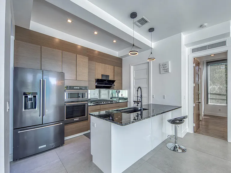 714 6th Ave N #1 — Photo 4
