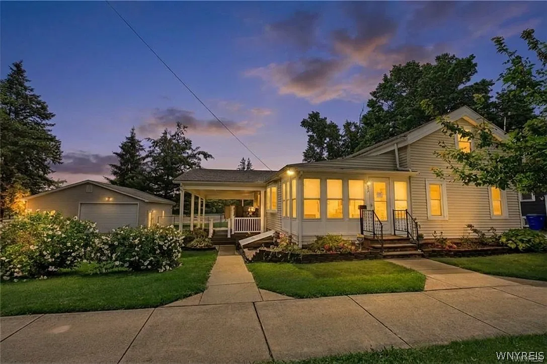 2 bed, 1.0 bath, 1208 sqft, $2,000 — Photo 2