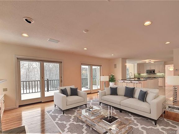 3rd image of 215 Grandview Dr
