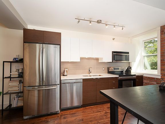 4th image of 233 Abbott St