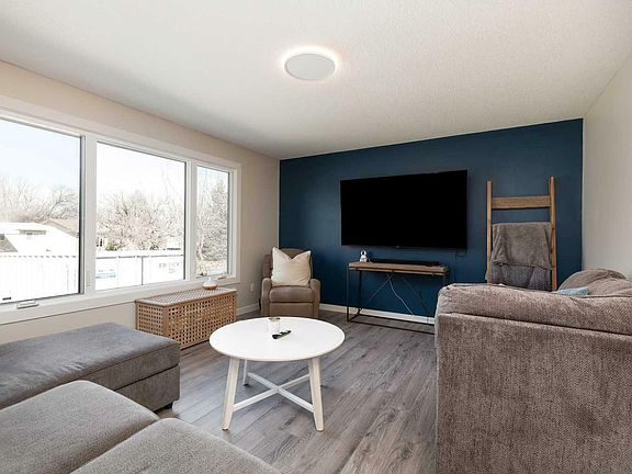 5th image of 37 Iroquois Cres W