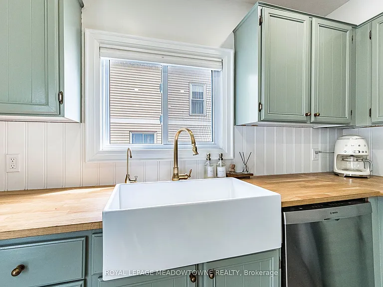 520 Pineview Gdns — Photo 9