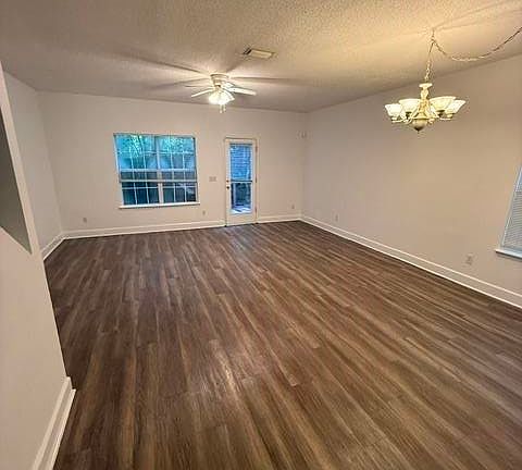 3rd image of 2548 Centerville Ct