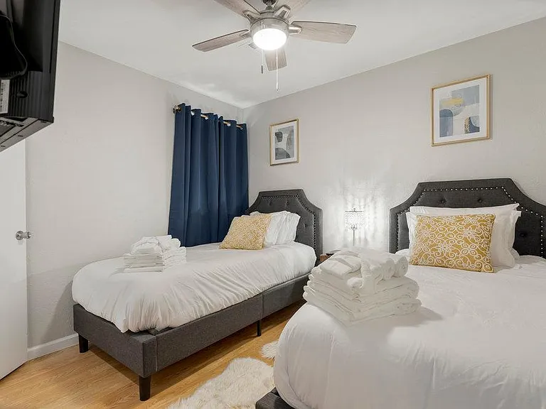 E 67th Pl — Photo 19