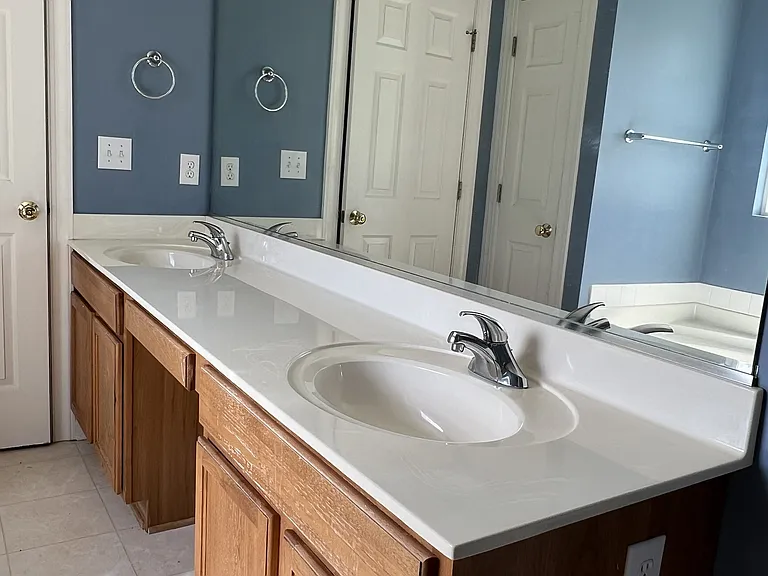 Master Bathroom (Upstairs)