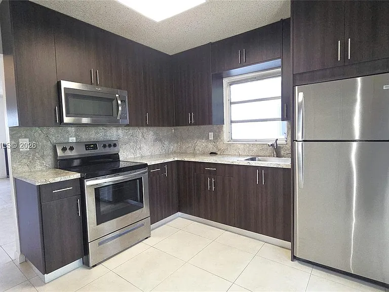 3519 SW 17th Ter #3519 — Photo 14