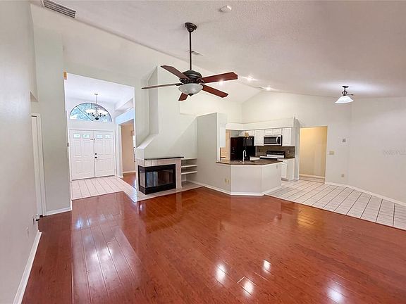 3rd image of 332 SPRUCEWOOD ROAD
