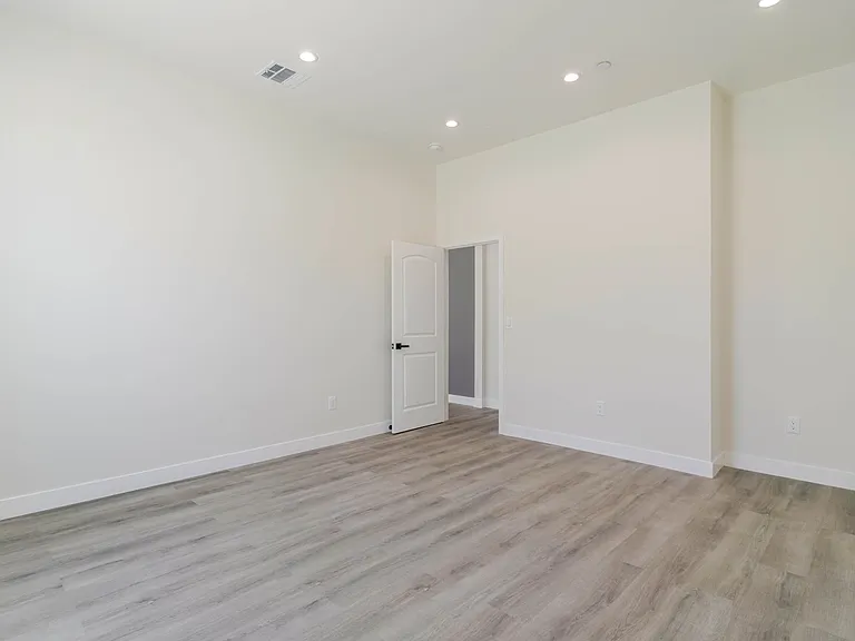 10654 Nassau Ave — Photo 19