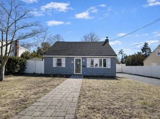 93 Birch Ave E, Farmingdale, NY 11735