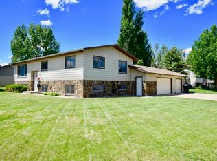 424 7th St SW, Dickinson, ND 58601