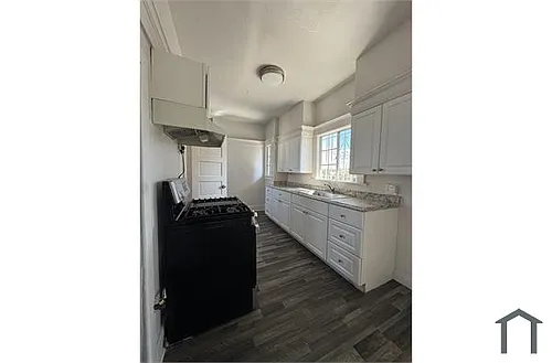 470 W 47th Pl Photo 1