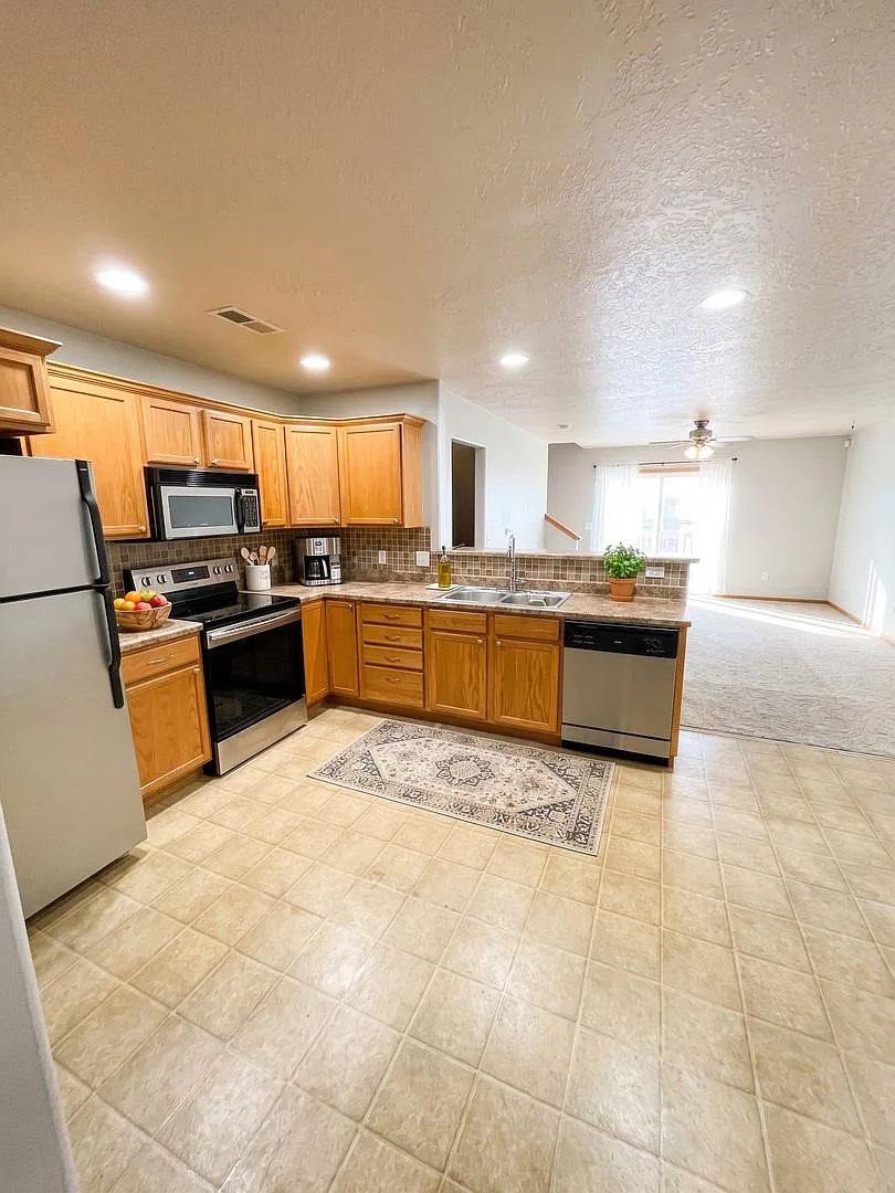 3 Bedroom 3.5 Bathroom Townhouse - Coming October — Photo 2