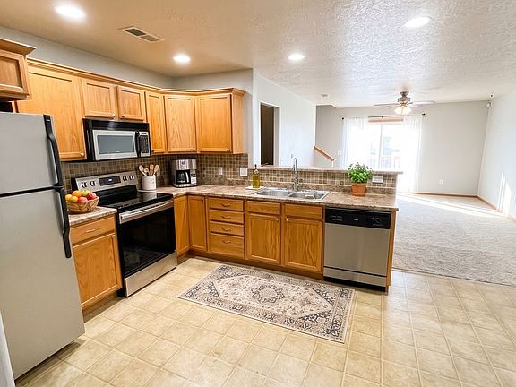 2nd image of 1325 Creekside Ct