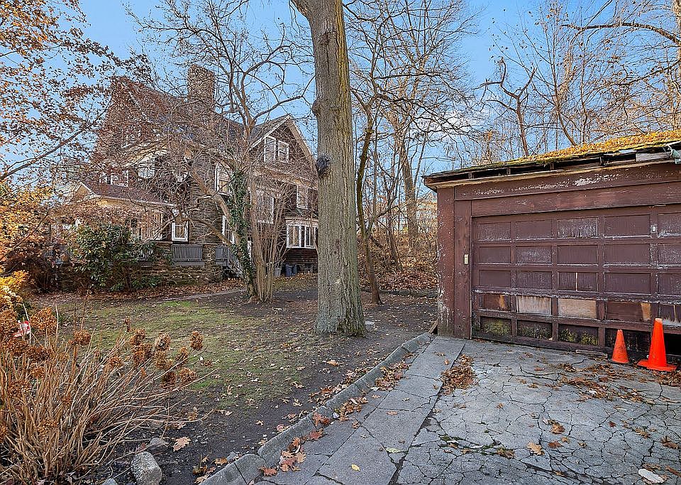1st image of 225 Van Cortlandt Park Ave