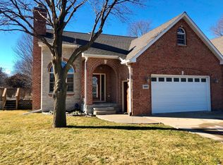 909 Country Oak Dr, Ottawa, IL 61350