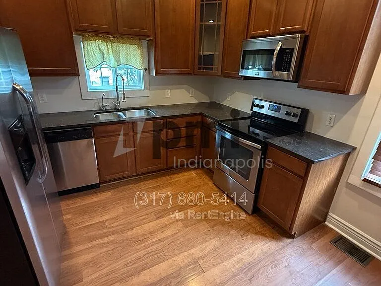 233 N East St — Photo 8