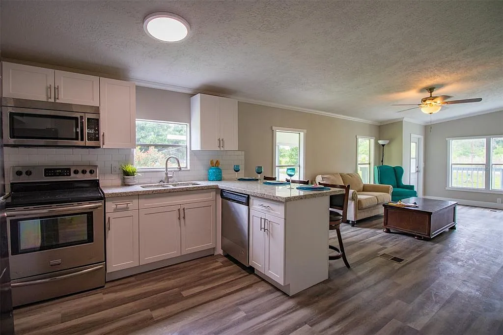 2 bed, 2.0 bath, 1044 sqft, $1,350 — Photo 2