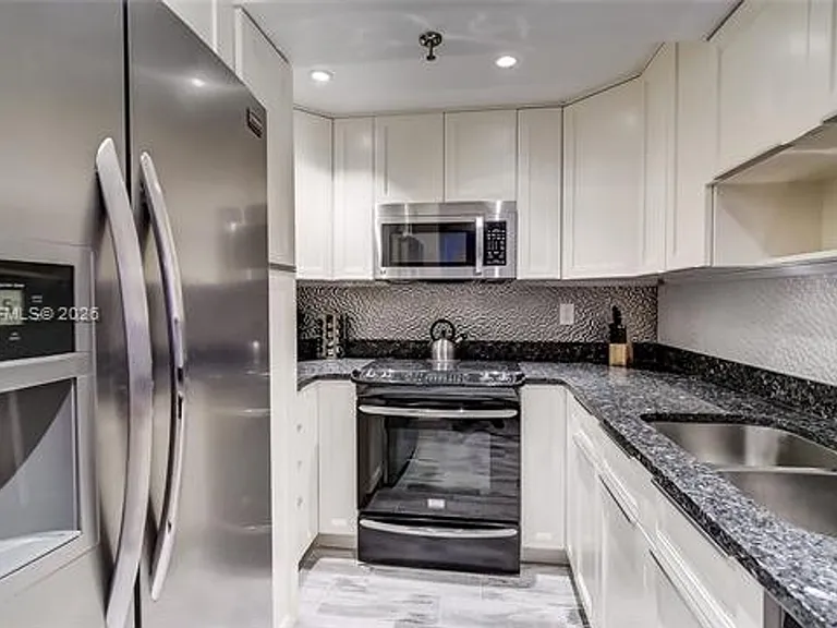 2401 Collins Ave #1410 — Photo 9