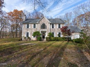 102 Brook Park Ct, Milford, PA 18337