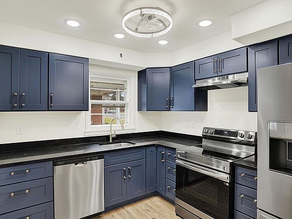 5th image of 114 E Maplewood Ave