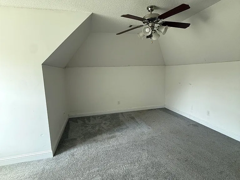 136 Roseine Dr — Photo 22