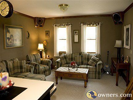 Comfortable County Living Room open to kitchen
