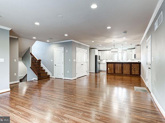 3rd image of 106 Louise Terrace Gln