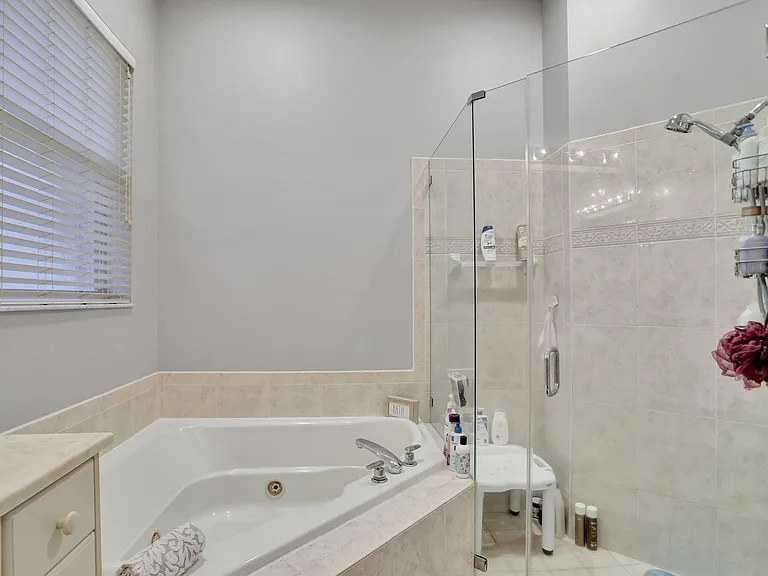 6355 NW 107th Ter — Photo 26