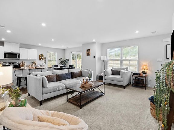 4th image of 186 Robinia Rd