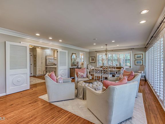 4th image of 802 Mountain View Cir S