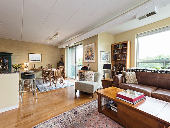 4th image of 1100 W Montrose Ave APT 508