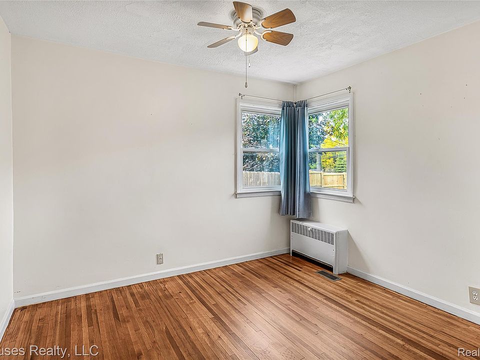 435 E Walton Blvd, photo 9