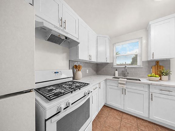 2nd image of 2919-2925 E Theresa St #2925-6