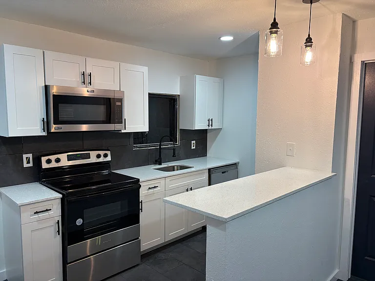 3915 W South Ave #2 — Photo 3