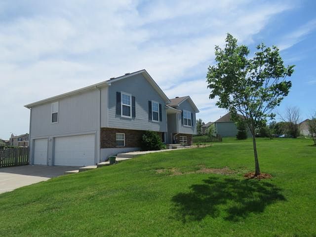 1st image of 521 Lakeview Dr