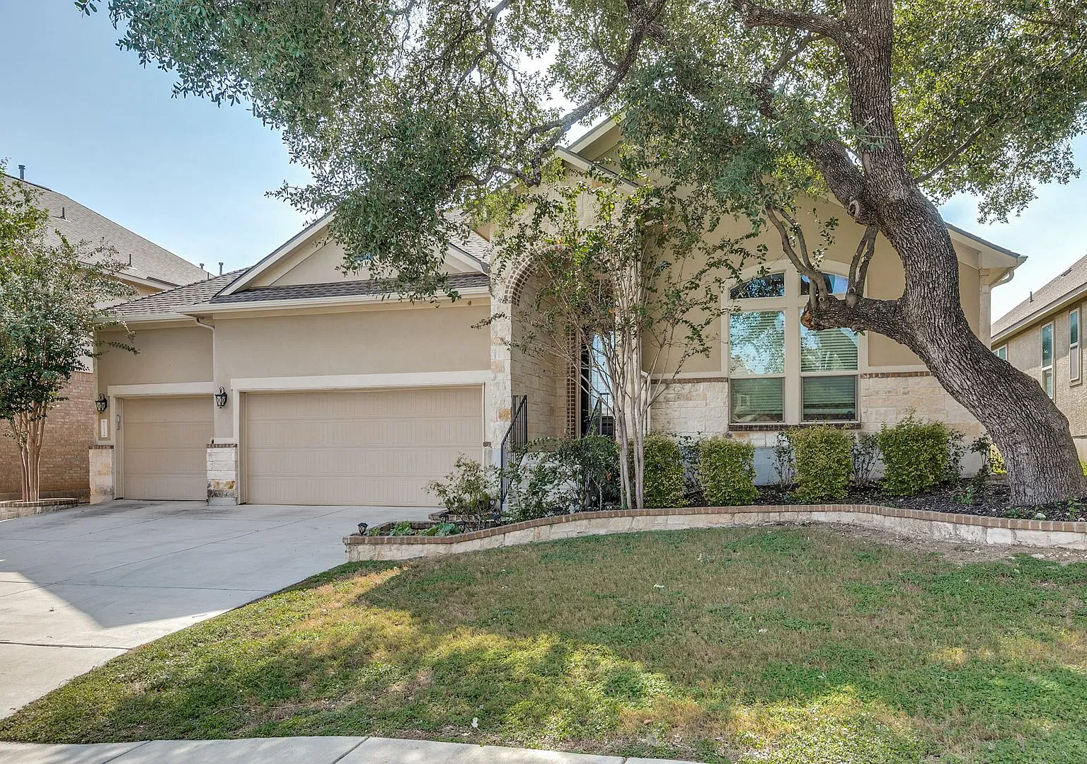 Spacious 4 Bedroom-Single Story in Alamo Ranch! — Photo 2
