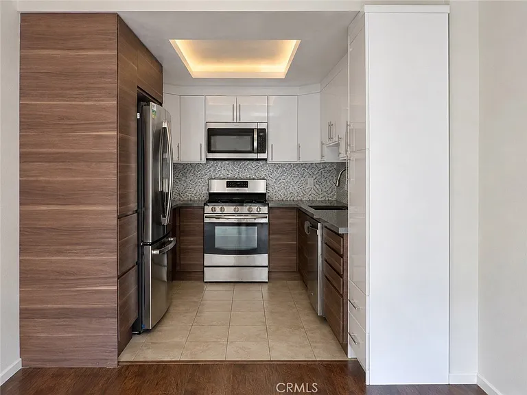 17914 Magnolia Blvd #128 — Photo 7