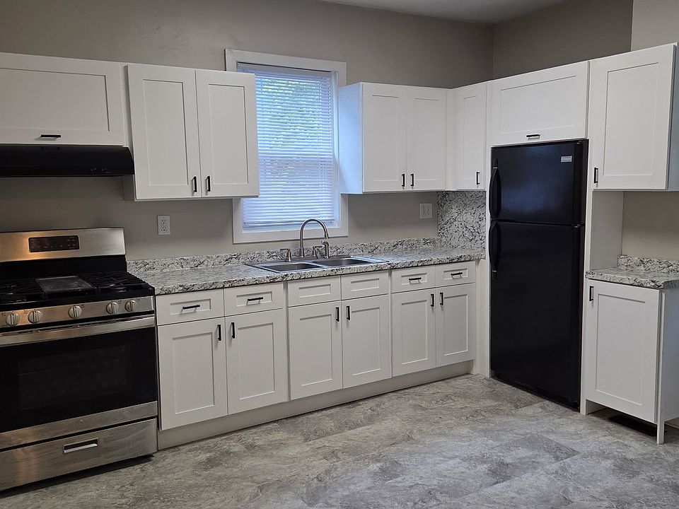 Large eat in kitchen with gas stove
