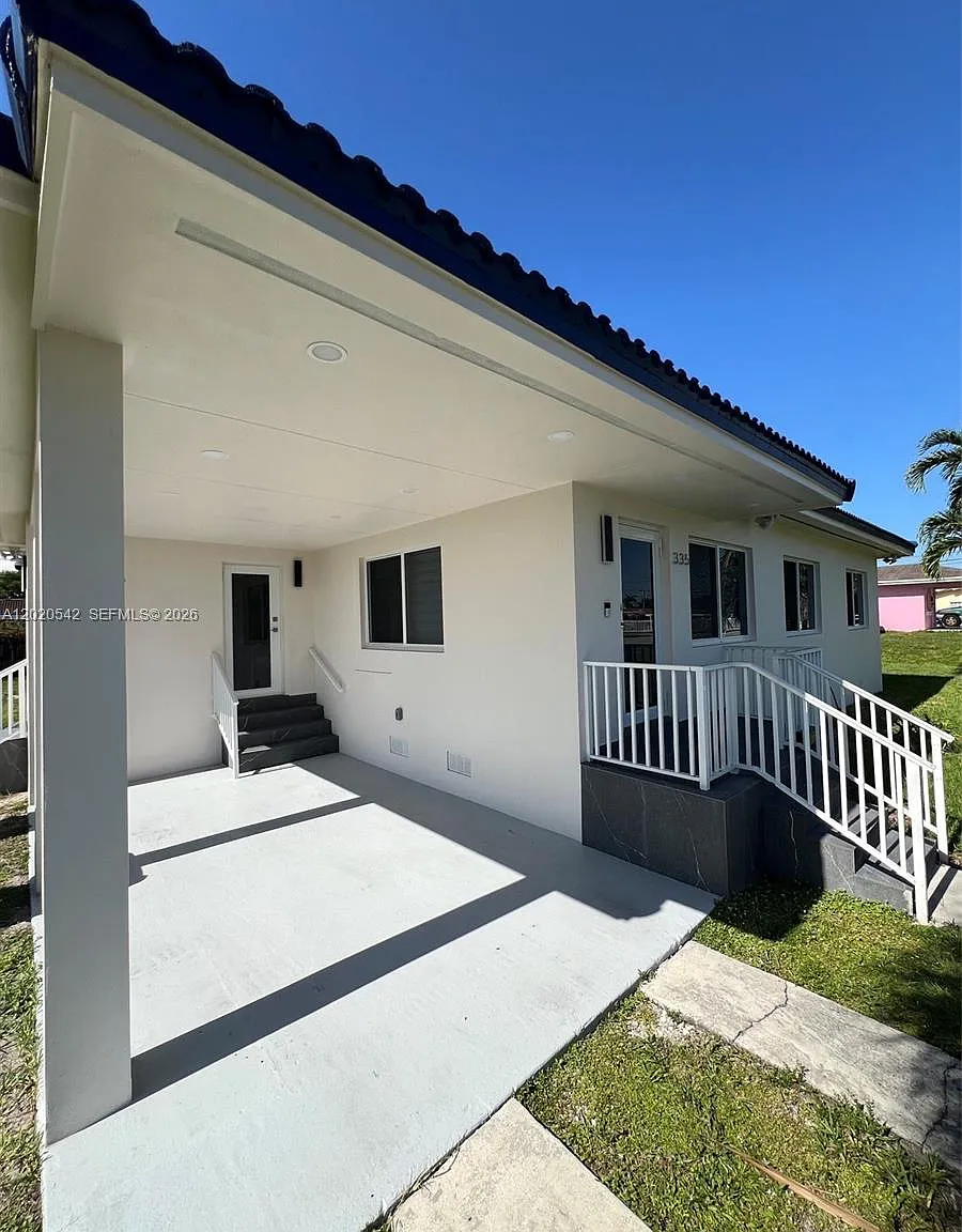 3 bed, 2.0 bath, 1114 sqft, $3,600 — Photo 2