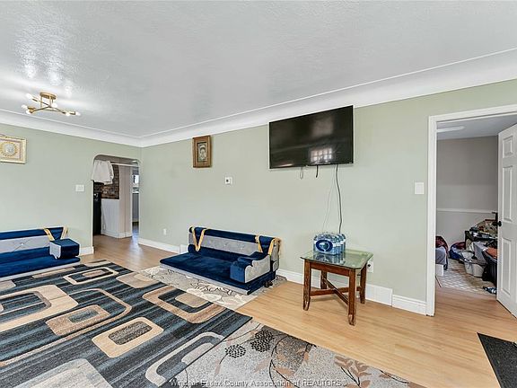 4th image of 986 Eastlawn Ave