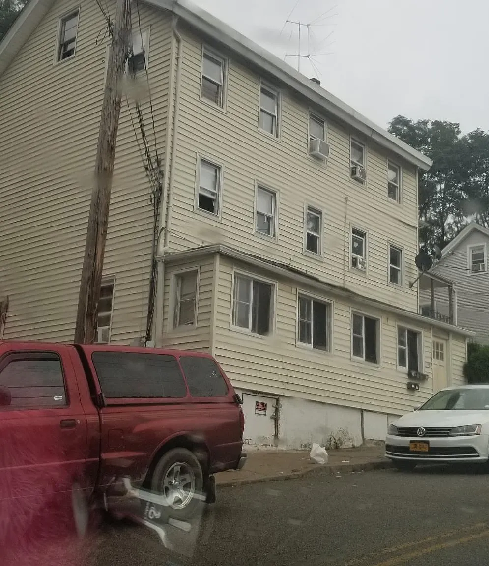 3 bed, 1000 sqft, $3,000 — Photo 1