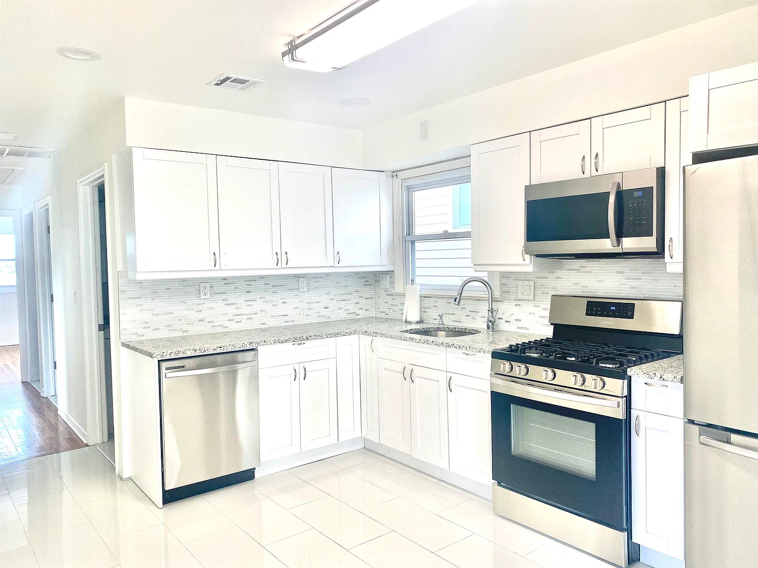 4 bed, 2.0 bath, $4,000 — Photo 2