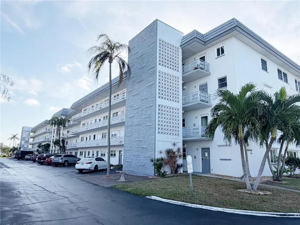 3018 59th St S APT 111, Gulfport, FL 33707