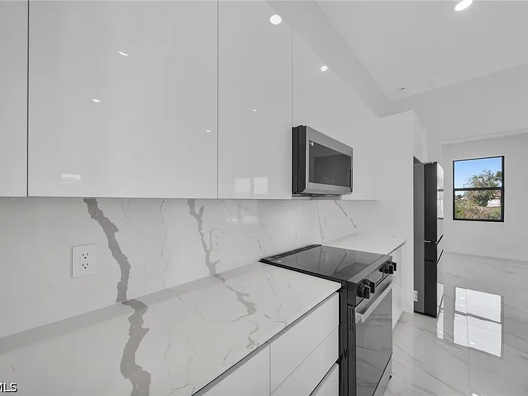 1426 NE 6th Ave — Photo 13