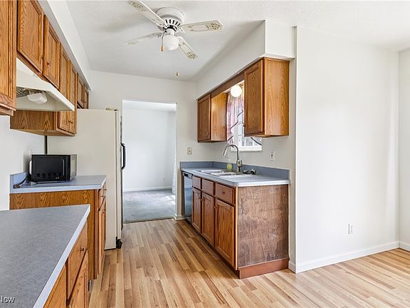 4th image of 868 W Kensington Ln